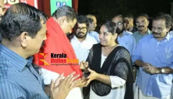 A huge welcome for the development march in Payyannur: Martyr Dhanaraj's wife Sajini welcomed Jatha leader M.V. Govindan Master