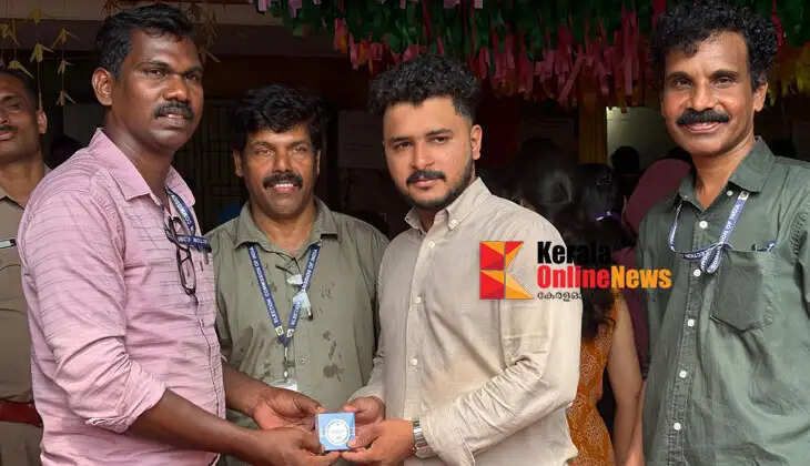 First-time voters suck sweet votes; BLOs welcome them with halwa