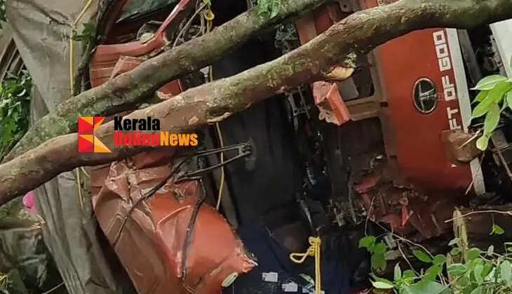 A lorry carrying a load overturned on the Makkootam pass: The driver was pulled out by the fire force after two and a half hours.