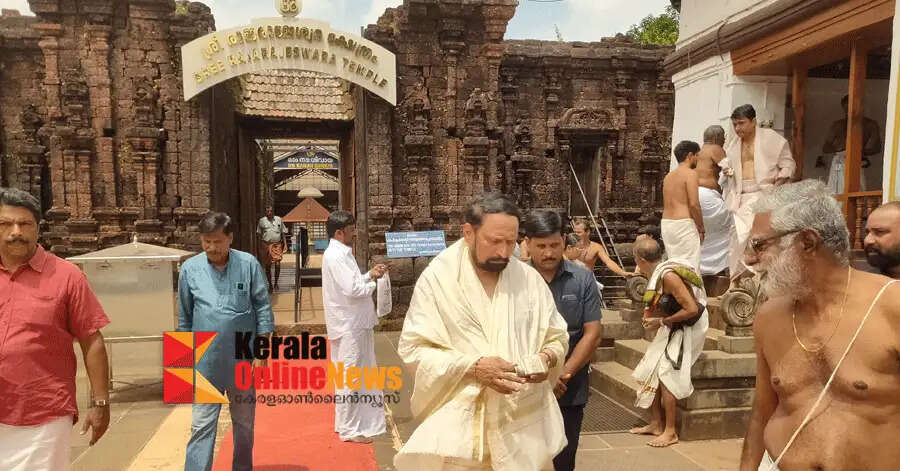 Karnataka Cooperatives Minister Laxman S. Savadi seeks darshan at Taliparamba Rajarajeshwara Temple