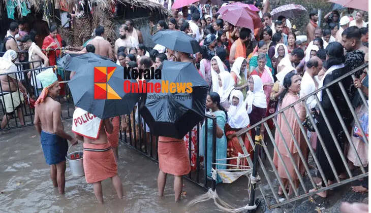 Police stop devotees from performing pradakshina at Thiruvanchira in Akkare Kottiyur; Devotees protest
