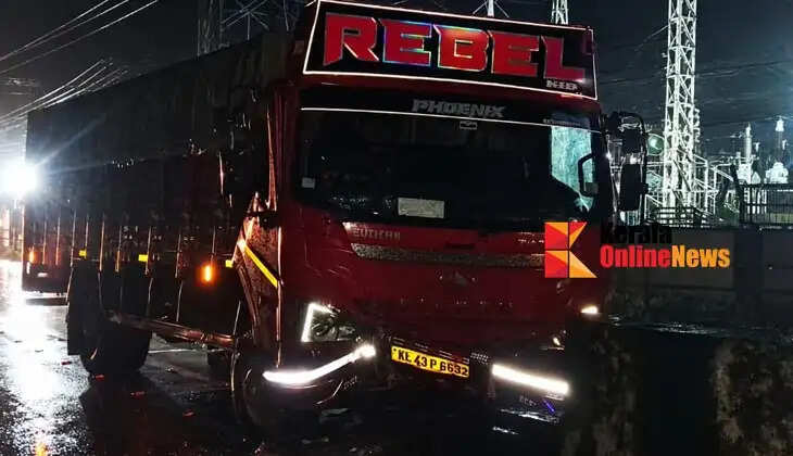 Accident in Thazhe Chovva as a goods lorry crashes into a divider