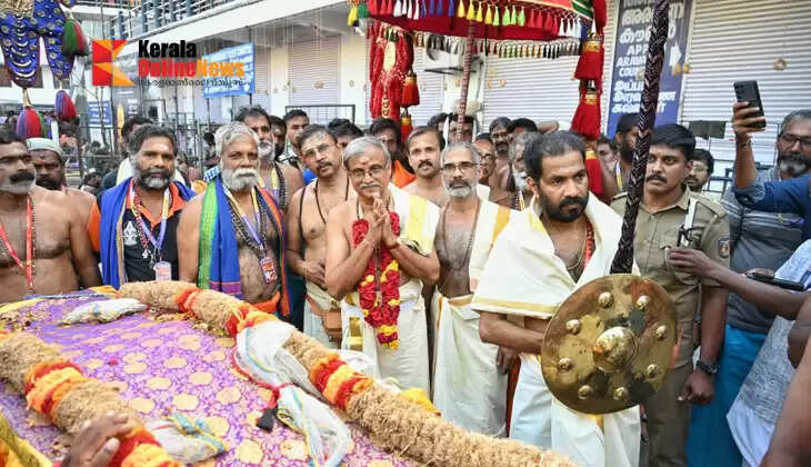 Pandalam received the royal representative to the shrine with due ceremony