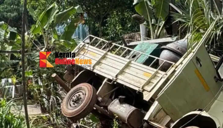 A mini lorry carrying a concrete machine lost control and overturned into a backyard in Echur, Kannur, injuring 2 people.