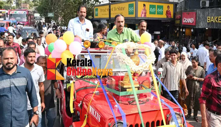 Kannur team, who won the Kalatsavam, receives a warm welcome at the district border