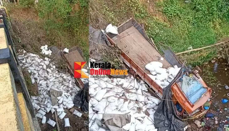 Two injured after lorry carrying fertilizer falls into river in Kannur