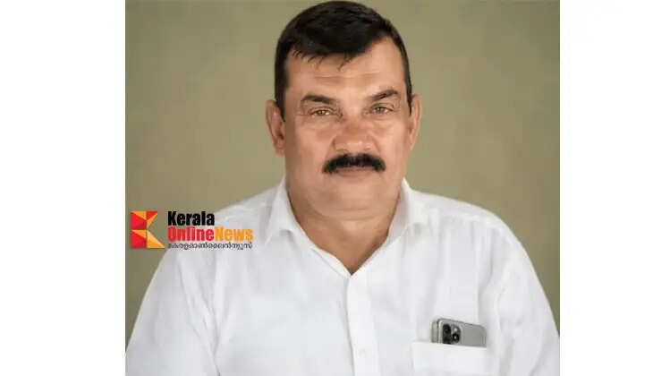 A merchant injured after a tree fell on him at the Payyannur Palli Maidan has died.