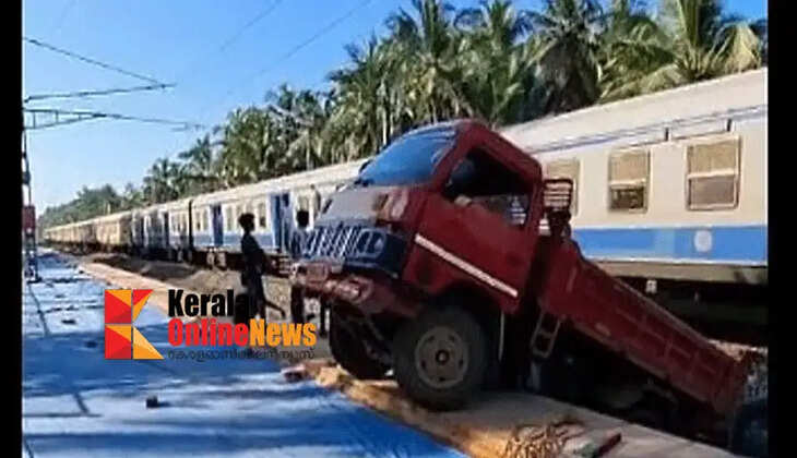 A tipper overturned on the tracks at Mukkali railway station between Mahe and Vadakara; train traffic was disrupted.