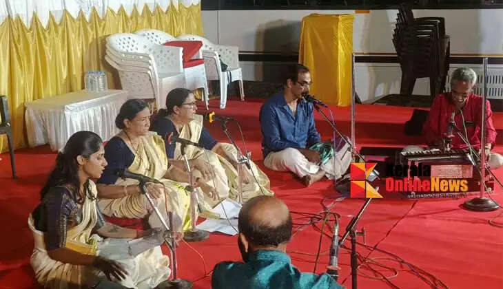 Slighted at the Kannur Dasara; Kannur Sreelatha pays tribute through the songs written by her late husband.