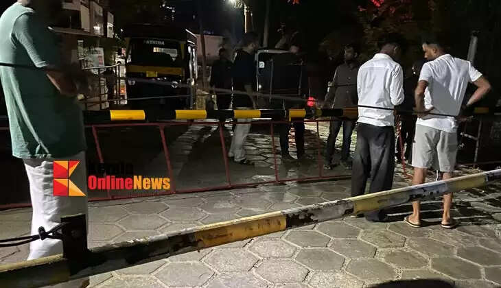 Edakkad Beach Road railway gate locked, vehicle passengers arriving at the beach stranded