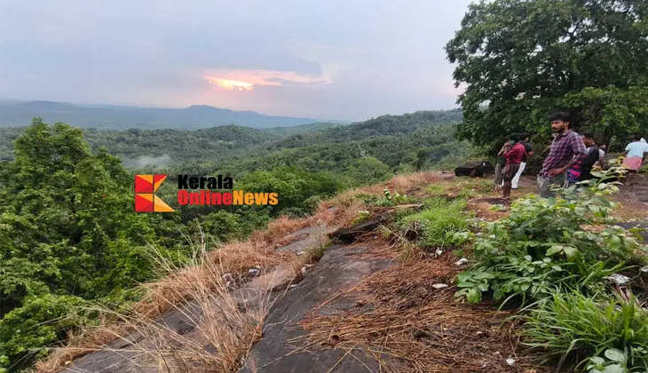 Four students die 2 seriously injured after being struck by lightning while at a viewpoint in Malappuram