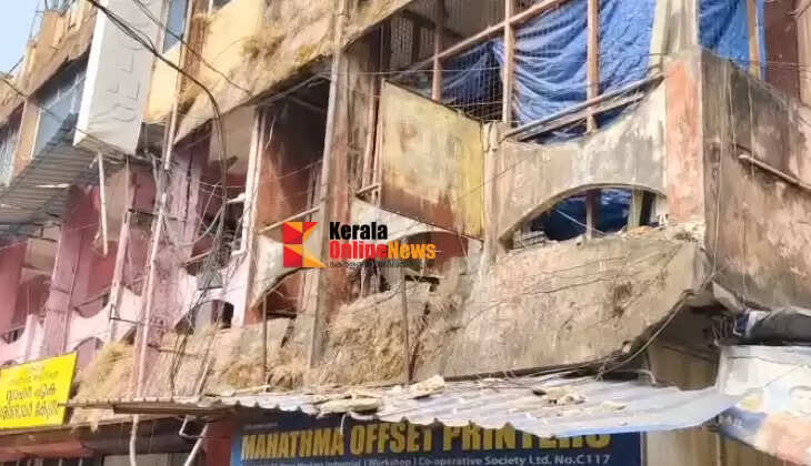 Concrete slab falls on top of car at Kannur Caltex