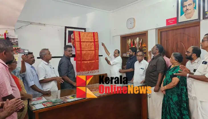 A photograph of Kerala's Samarasuryan V.S. Achuthanandan was unveiled at the Taliparamba Area Committee office.