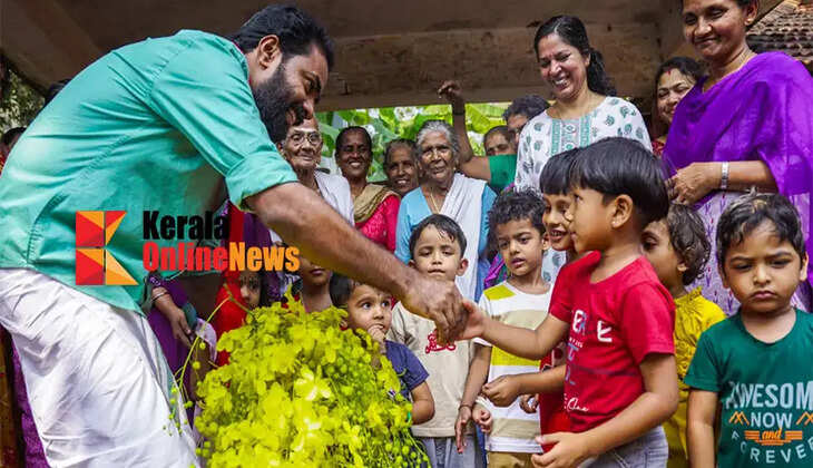  V.K. Sanoj stole the hearts of children by carrying the flowers of love of the country