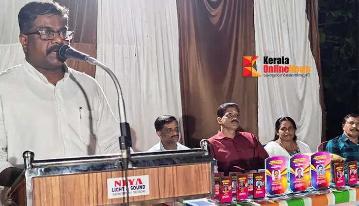 Folklorist Girish Pookothu inaugurates the debut of the Kurumathur Library Kolkali Sangam