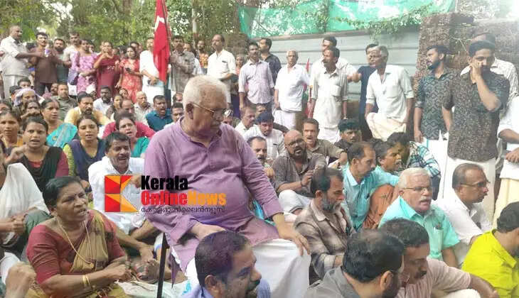 ED raid: CPM workers staged a sit-in protest in front of Opposition Leader Pinarayi Vijayan's house