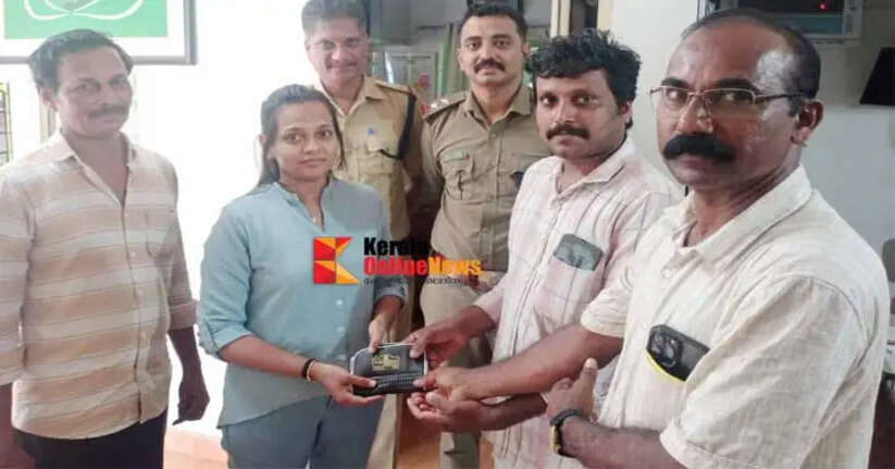 Gold ornaments worth Rs 4 lakh stolen at Chakkarakkal in Kannur returned and set an example