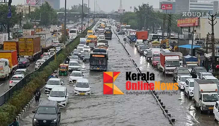 Delhi inundated by floods; Central Meteorological Department issues red alert