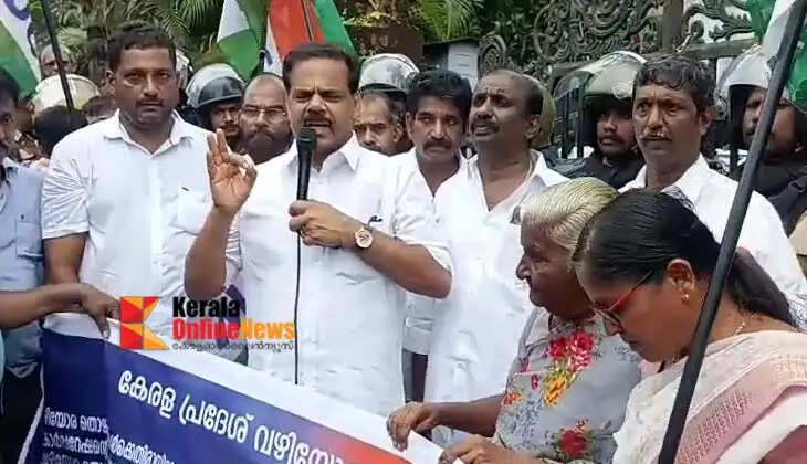 Eviction of roadside vendors: INTUC staged a protest sit-in in front of the Kannur Corporation office.