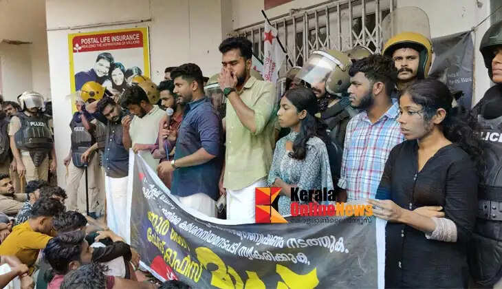 SFI activists jumped over the gate of Kannur Head Post Office in protest against the postponement of NEET exam