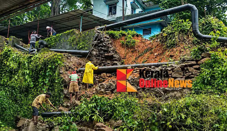 The wall surrounding the water authority in Thodupuzha collapsed; 25,000 people are without drinking water.
