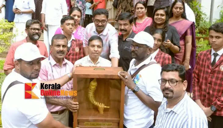 State School Sports Meet: Enthusiastic and Grand Welcome for the Gold Trophy and Torch at Kozhikode Beach