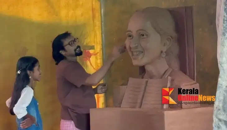 Sculptor Unni Kanay presented a rare gift to a sixth-grader who read 109 books in a year on Reading Day