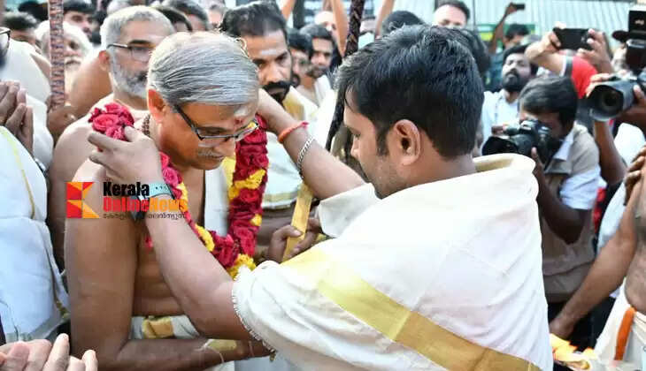 Pandalam received the royal representative to the shrine with due ceremony