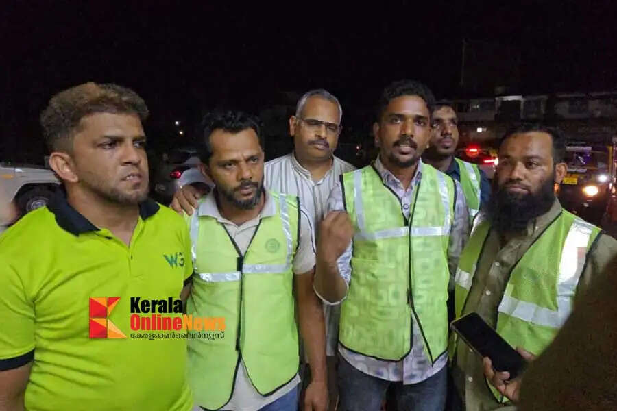 Muslim-organizations-and-traders-extend-a-helping-hand-to-the-Kottiyoor-pilgrims-flocking-to-the-Taliparamba-Rajarajeshwara-Temple.jpg