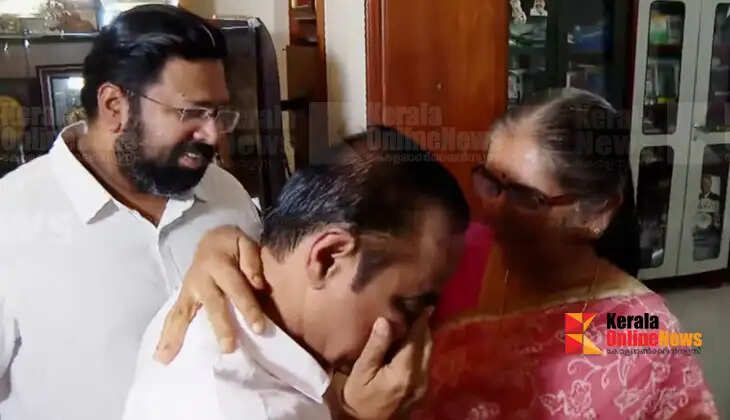 Chief Minister-designate V.D. Satheesan visits political guru G Karthikeyan's house; 'May our eldest son be a good Chief Minister who Kerala will always remember'; Sulekha Karthikeyan blesses him