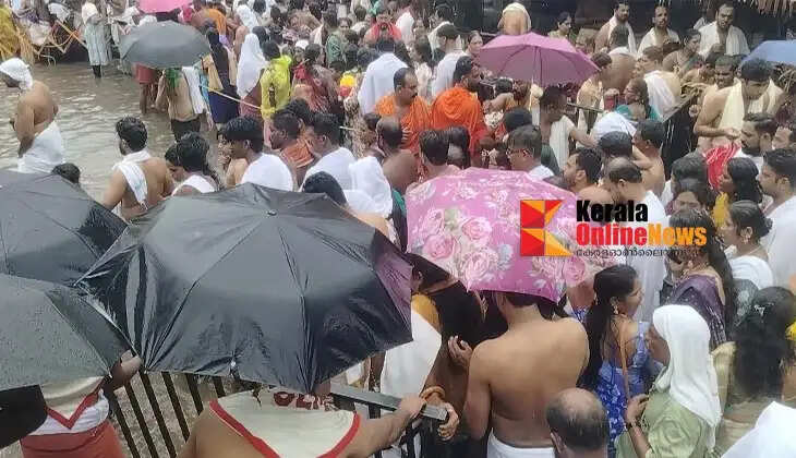 The protest of the devotees bore fruit; the barricade erected at Thiruvanchari in Akkare Kottiyoor was removed.