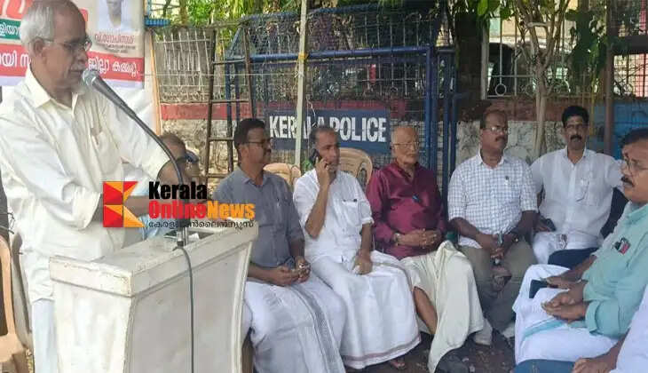 Commercial gas price hike: Traders and Businessmen Committee holds protest meeting in front of Head Post Office in Kannur