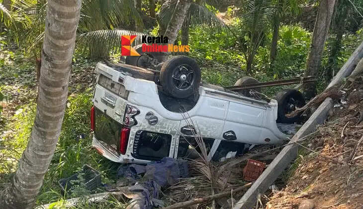 The car in which the group was travelling after returning from the Malayattoor pilgrimage lost control and fell into a ditch; three people were injured.