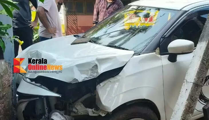 A car lost control and smashed an electricity pole in Ancharakandi: A major accident was averted