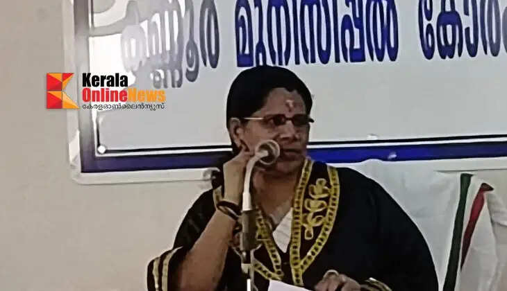 Kannur Corporation Mayor orders removal of thatched shops and bunks on Payyambalam Beach Road within a week