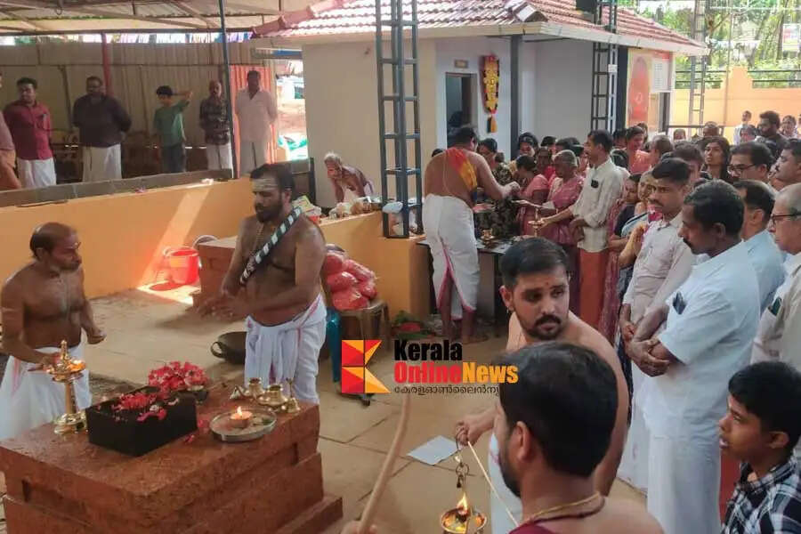 The consecration of the Bhagavathy temple at Kuyiloor Muchilot took place in an atmosphere of devotion