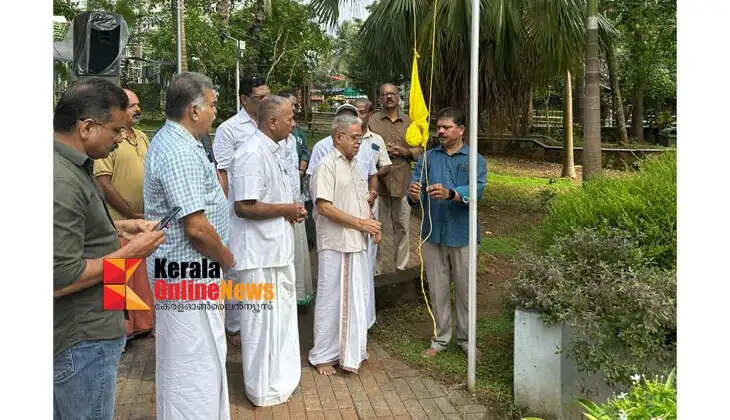 The flag was hoisted at Sree Narayana Park on Chathayam Day.