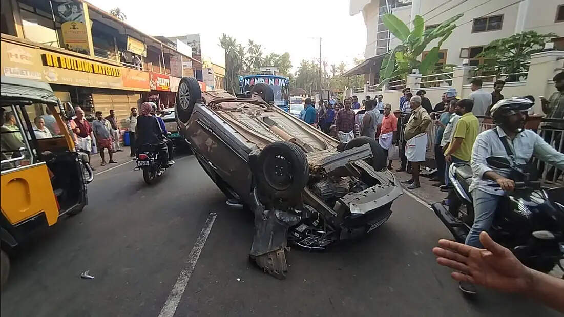 കണ്ണൂർ കാടാച്ചിറയിൽ റോഡരികിൽ നിർത്തിയിട്ട കാറിലിടിച്ച് മറ്റൊരു കാർ കീഴ്മേൽ മറിഞ്ഞു ; ഒരാൾക്ക് പരുക്കേറ്റു