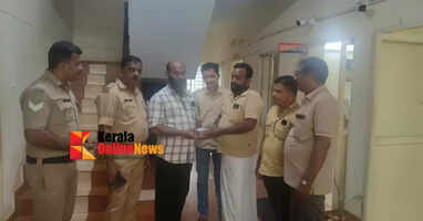 Autorickshaw driver sets an example by returning stolen money