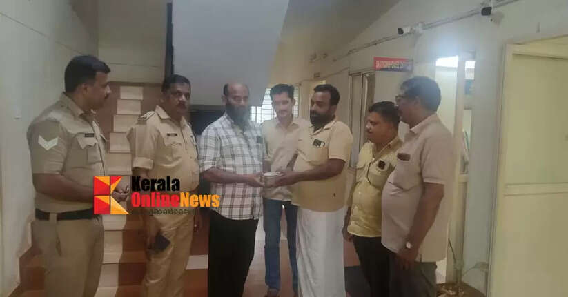 Autorickshaw driver sets an example by returning stolen money