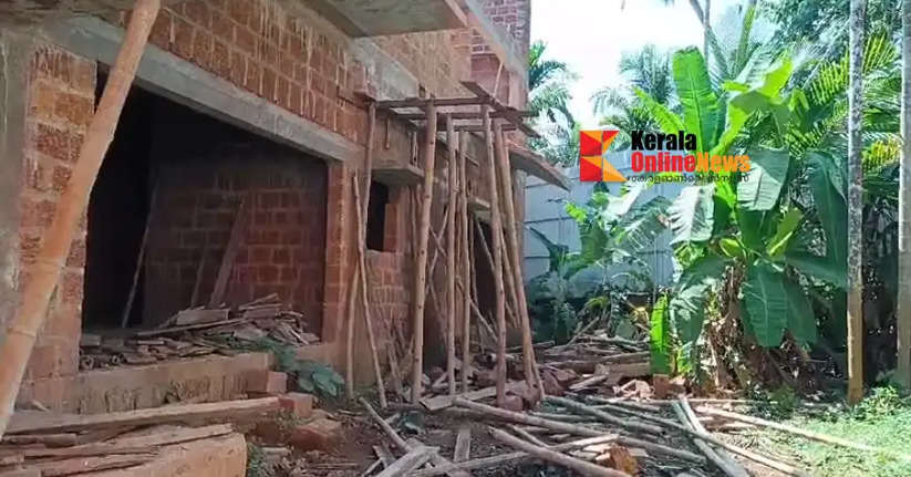 A non-state worker died after the sunshade of a house under construction collapsed in Madapeedika