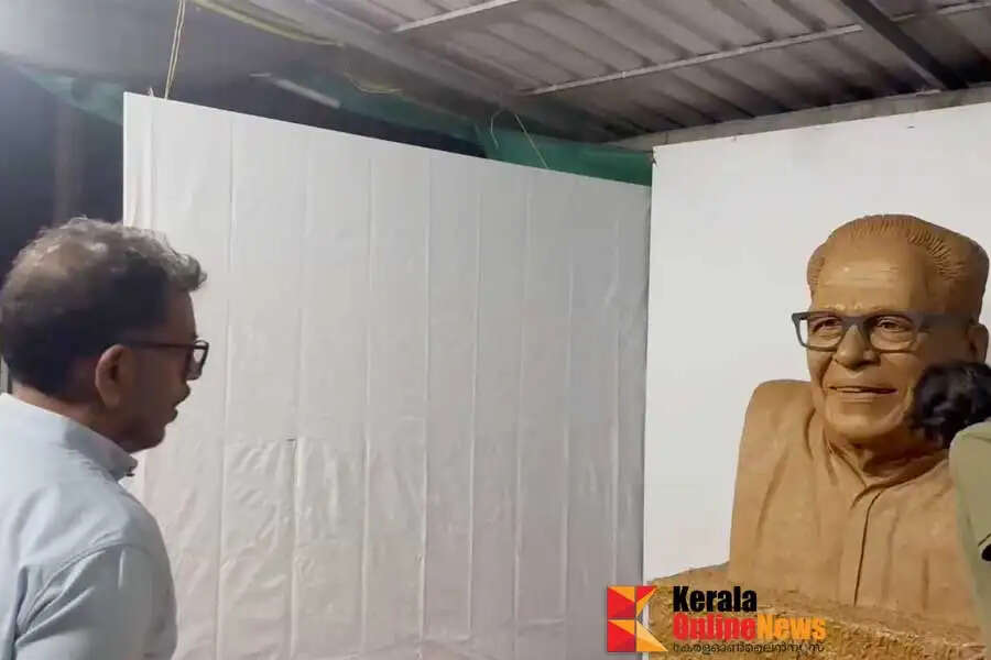 Sculptor-Unni-Kanayi-creates-a-bust-of-vs-achuthanandan-VS-son-visits-to-see-it.jpg