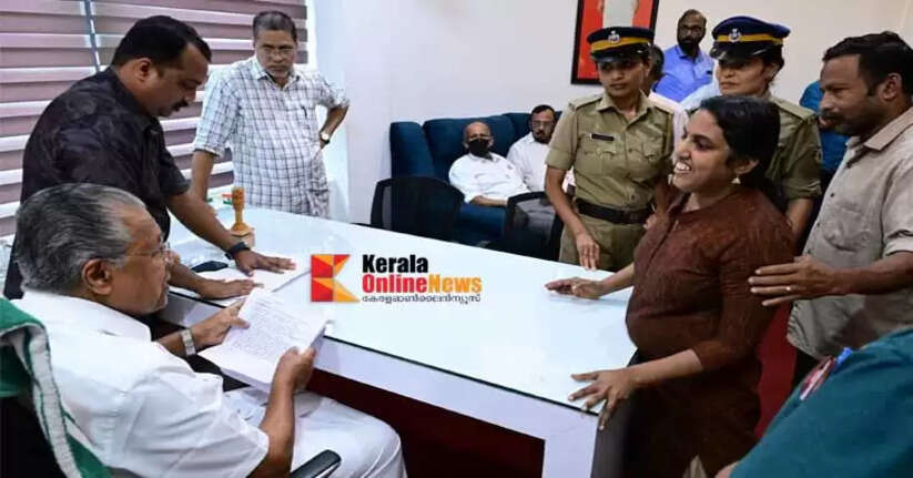 The Chief Minister received petitions from the public