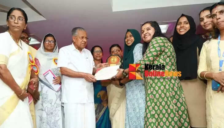Meenangadi Grama Panchayat Jagratha Samiti wins the award for the best Jagratha Samiti in the state from the Women's Commission