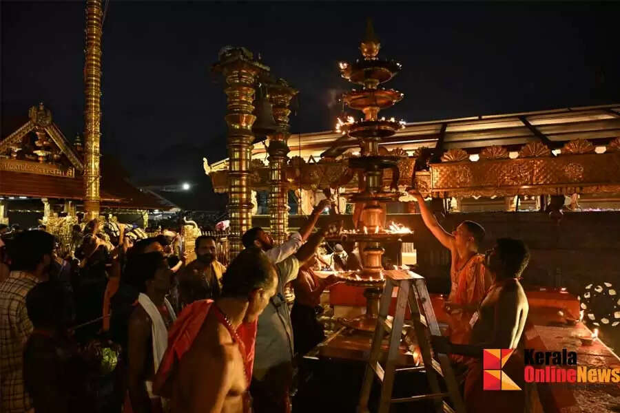 Sabarimala-Sannidhanam-in-the-light-of-the-Trikkarthika-Deepam-1.jpg