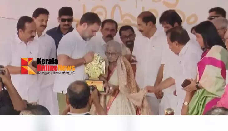 Reading and writing even in the morning at the age of 98; Rahul Gandhi presents the second Priyadarshini Literary Award to Prof. M. Lilavati