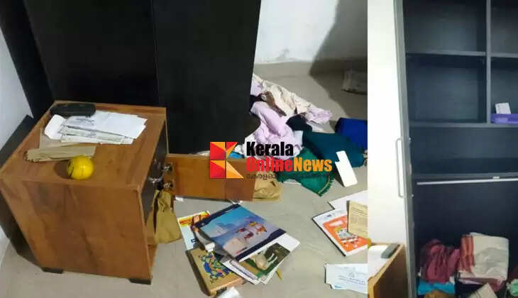 Houses in Ponnurukkipara, Pariyaram, were broken into and looted.