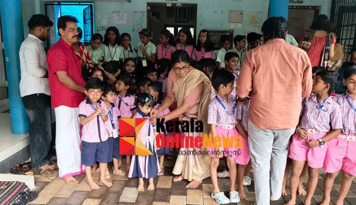The Taliparamba area-level inauguration of the anti-war badge distribution was held at Anthoor ALP School as part of the Hiroshima-Nagasaki Day on August 6-9. Anthoor Municipality Chairperson V. Satidevi inaugurated the event.