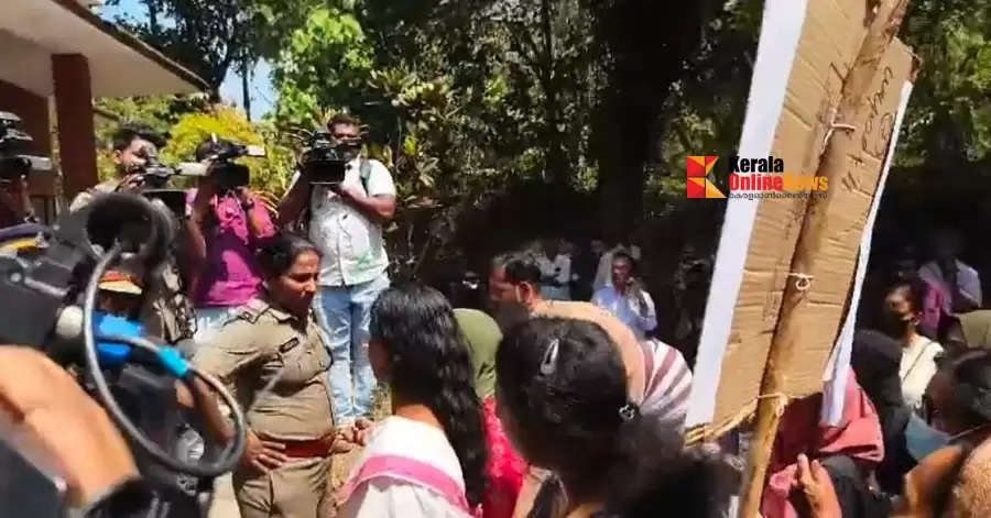 The victims staged a sit-in in front of the fraud coordinator's house in Kannur