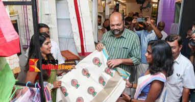 Handloom clusters exhibiting different products with innovative concepts